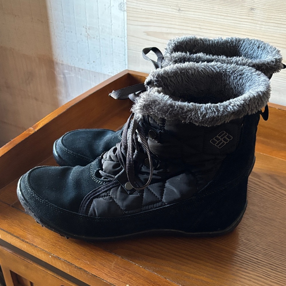 COLUMBIA OMNI-TECH LACE UP ANKLE BOOTS in Black Size 9